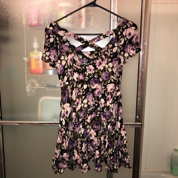 Kimchi Blue Dresses & Skirts - Floral flowy dress with criss cross back